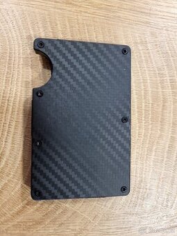 Peněženka na karty a papírové bankovky. černá, karbon