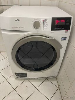Sušička AEG T8DBG68WC. Na 8 kg prádla. En. třída A+++.