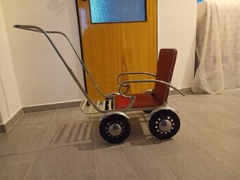 Velmi starý kočárek na panenky TDV