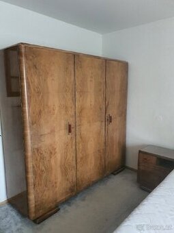 Šatní skříň+noční stolky