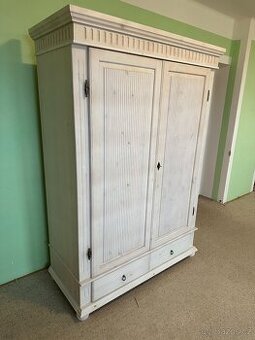 Masivní skříň Vintage, šíře 139cm, 2dveřová