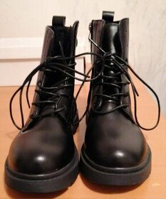 Dámské úplně nové koženkové černé kotníkové boty _ 38