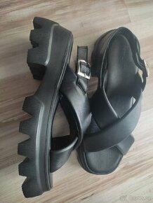 Úplně nové černé kožené sandály vel. 40