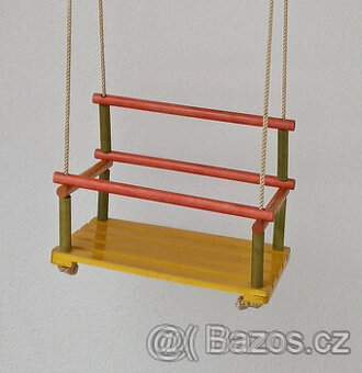 Dětská dřevěná houpačka