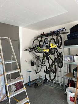 Držák na 5 kol s otočnými háky a odkládací plochou