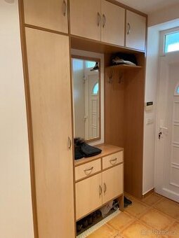 LUXUSNÍ PŘEDSÍŇOVÁ STĚNA SE SKŘÍNÍ A ZRCADLEM