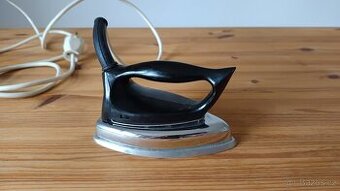 Starožitná cestovní žehlička