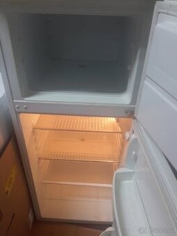 DOPRAVA MOŽNÁ - velká lednice s horním mrazákem