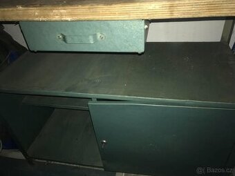 starší pracovní stůl do dílny ponk se svěrákem