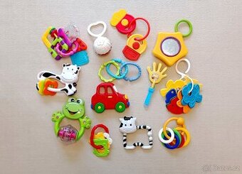 Plastové hračky k zavěšení na hrazdičku