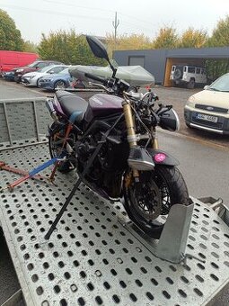 Prodám havarovaný Triumph Street Triple 675 rv 2011