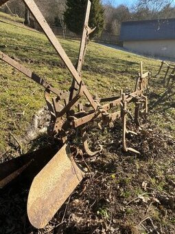 Koňský pluh na sadbu brambor