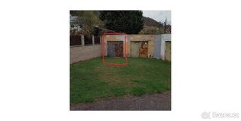 Garáž v ulici za zámeckým dvorem v Mostě