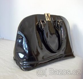 Stylová lakovaná KABELKA do ruky