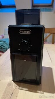 mlýnek na kávu DeLonghi KG79