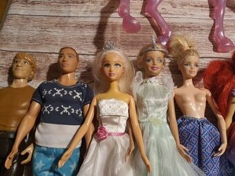 Barbie více panenek