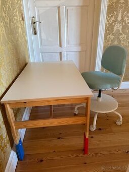 Dětský psací stůl s otočnou židlí Ikea