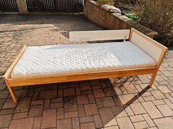 Dětská postel 160x70 včetně matrace a zábrany - téměř nová