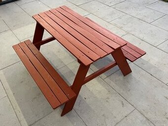 Dřevěný zahradní dětský stůl s lavičkam
