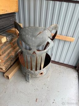 Kovová lebka topeniště