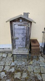 Domácí dřevěná udírna