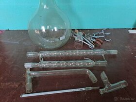 Chemické sklo-destilační přístroj