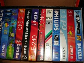 Prodám větší množství VHS video kazet a dia rámečky