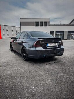 BMW E90 335i M-paket, R19, manuál, úpravy – 280 kW