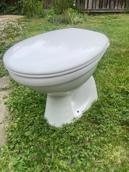 WC s nádržkou a trubkou