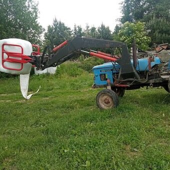 Traktor s čelním nakladačem - 1