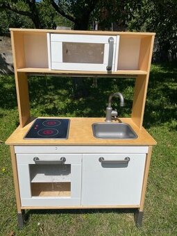 Ikea kuchyňka s příslušenstvím.
