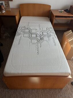 Postele s matracemi a psací stůl