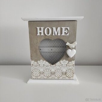 Dřevěný vintage domeček na klíče