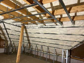 Stříkaná izolace PUR pěnou, výrobce Německo