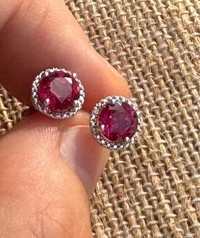 stříbrné náušnice s diamanty a rubínem