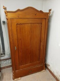 Starožitná skříň