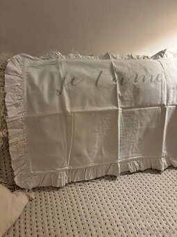 Bílý volánkový povlak na polštář H&M Je’ teime