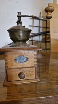 Starý mlýnek na kávu