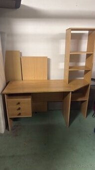 Dřevěný psací stůl