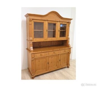 Stylová kredenc s obloukem