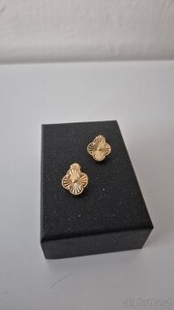 Výrazné zlaté náušnice guilloché