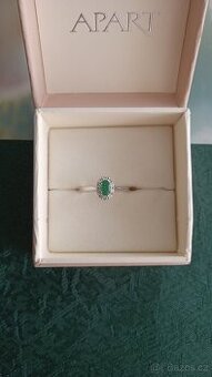 Prsten z bílého zlata s brilianty a Smaragdem
