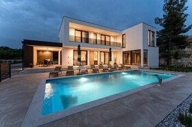 Prodej luxusní moderní vily s bazénem a výhledem na Jaderské - 1