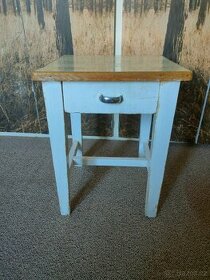 Dřevěné štokrle-stolička s šuplíkem.