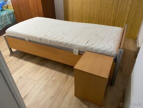 Postel 100x200 s matrací a roštem + stolek