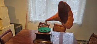 Gramofon s troubou starožitnost
