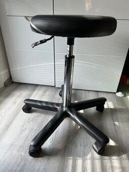 Taburet kadeřnický nebo kosmetický