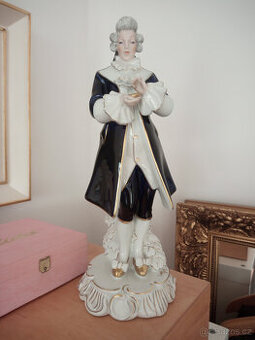 Porcelánová soška - Pán s tabatěrkou ROYAL DUX BOHEMIA KOBAL