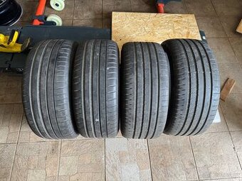 225/40 r18