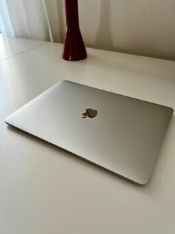 Apple MacBook Air 13,3" / M1 / 8GB / 256GB / stříbrný
